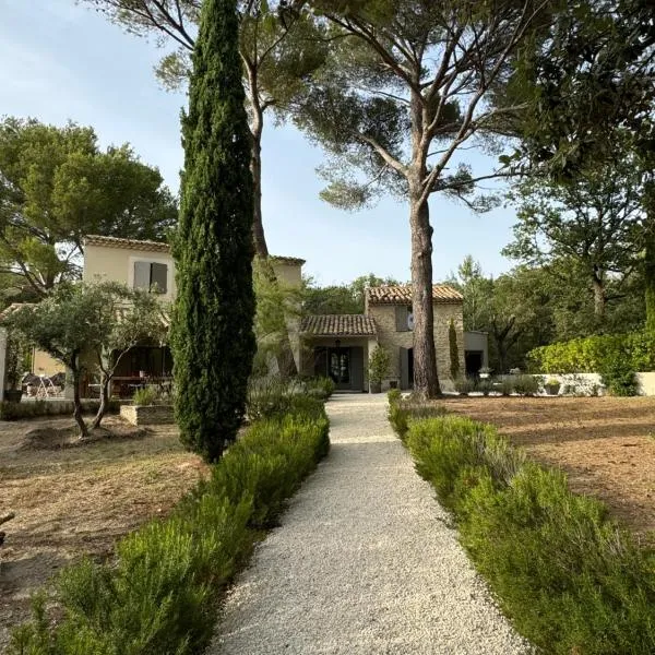 Les Feuilleres, hotel a LʼIsle-sur-la-Sorgue