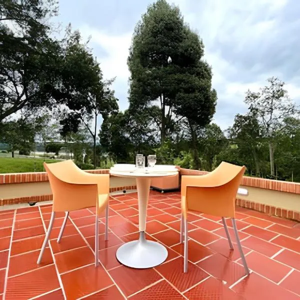 Lujosa Cabaña Represa del Sisga TV Wifi Cocina BBQ, hotel v destinaci Chocontá