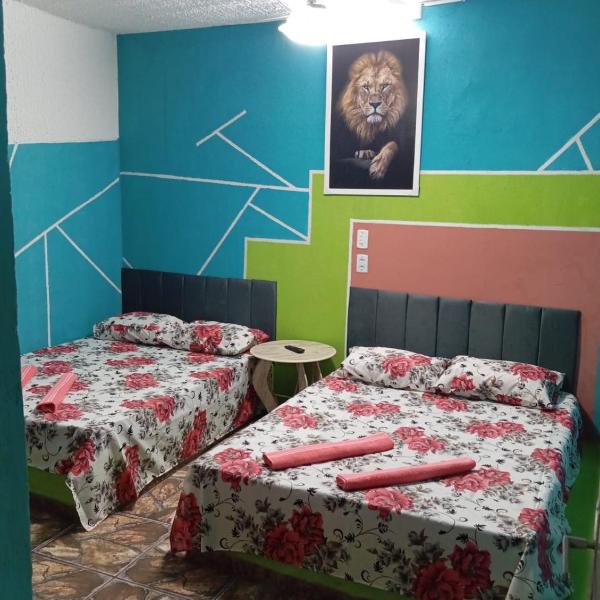 Quarto, garagem, portão automático, banheiro, wi-fi, tv, frigobar e ventilador de teto