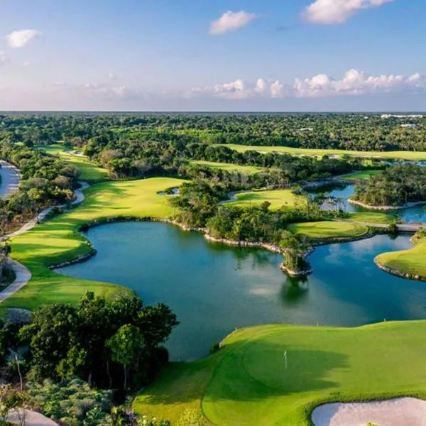 Tulum PGA Golf Camp Private Jacuzzi, hotel v destinaci Akumal