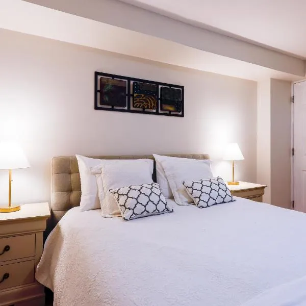 1,200sq ft comfy home, perfect location, luxury bedding, feels like home!、ミシサガのホテル