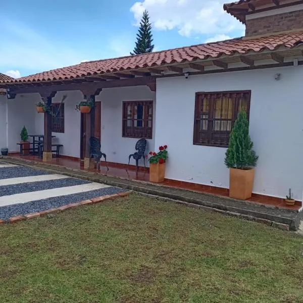 Villa Samantha - Casa Colonial con Parqueadero, hotel in Villa de Leyva