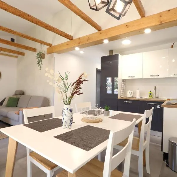 Holiday house "Laurus Garden" with private parking, отель в Медулине