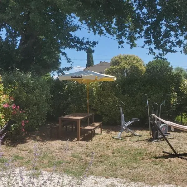 Gite rural JONQUIERES 84, hotel v destinaci Jonquières