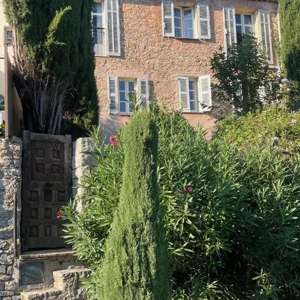 Grande maison avec jardin Mougins vieux village, hotel v destinaci Mougins