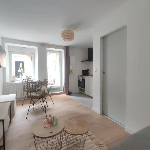 Studio avec patio en centre-ville – hotel w mieście Pontivy