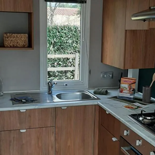 Mobil home neuf 6 personnes, hotel in La Tremblade