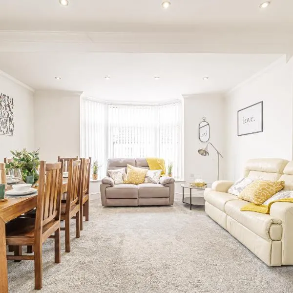 Luxury 4 Bedroom Apartment Southsea - Free Parking, hotel in Portsmouth