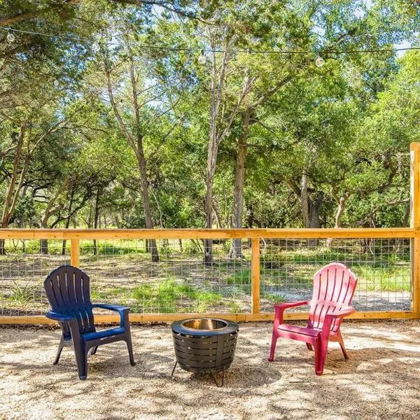 Romantic Driftwood Tiny Casita w Country Views, hotel v destinaci Driftwood