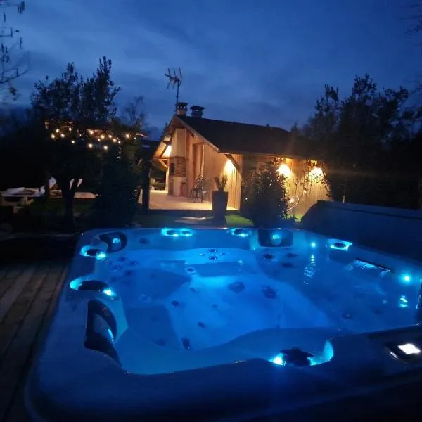 KÄBANE 54, Lodge avec spa au bord de l'eau, hotel v mestu Prouilly