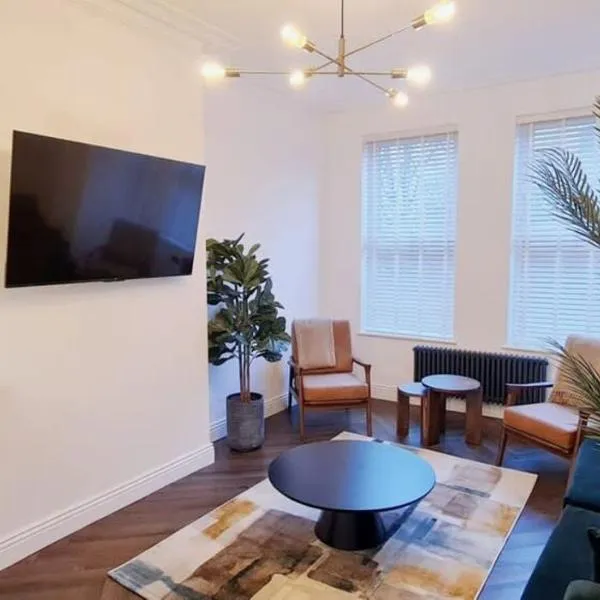 Stunning Luxury Spacious Holiday Home - 5 Bedrooms - Rest & Recharge in Manchester, hotel in Manchester