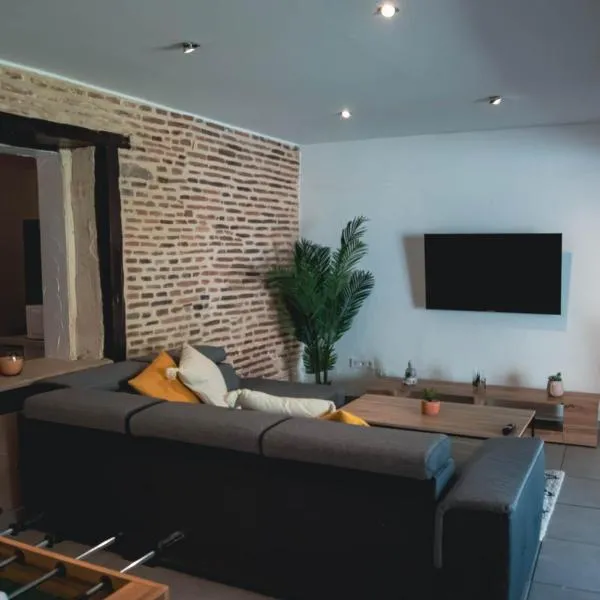 Maison 6 personnes, Piscine privée, jardin, hotel in Moulins