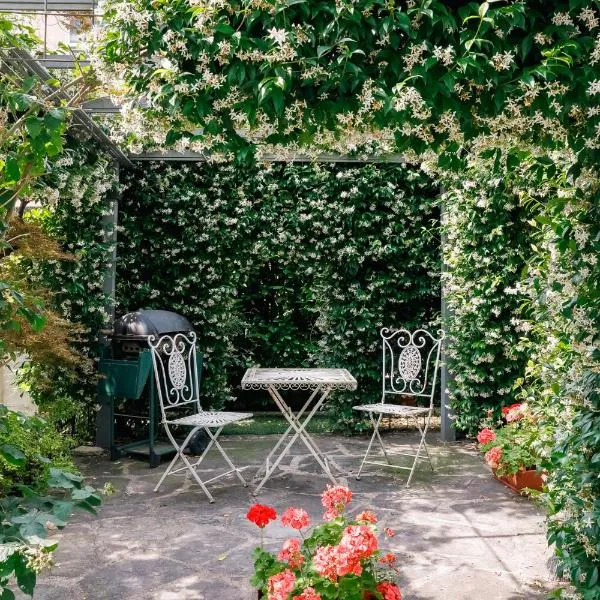 Doriana's House with Garden & Parking, hotel in Maslianico