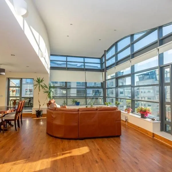 Panoramic Two-bedroom Penthouse, hotel v destinaci Cork