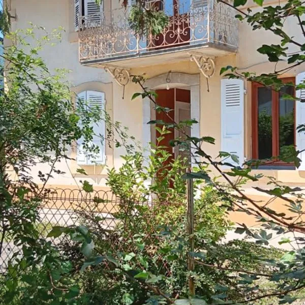 maison savoyarde, hotel v destinaci Doussard