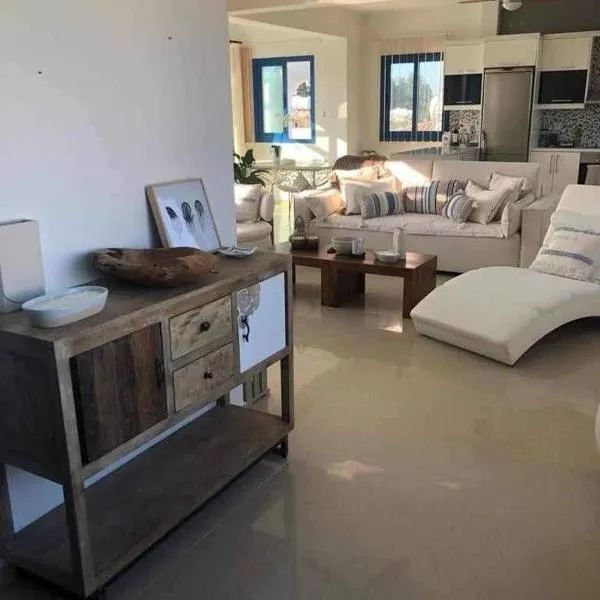 Modern 3 bedroom apartment penthouse, hotel in Paphos City
