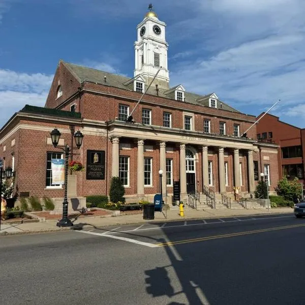 Upscale Industrial Penthouse, hotel in Plymouth