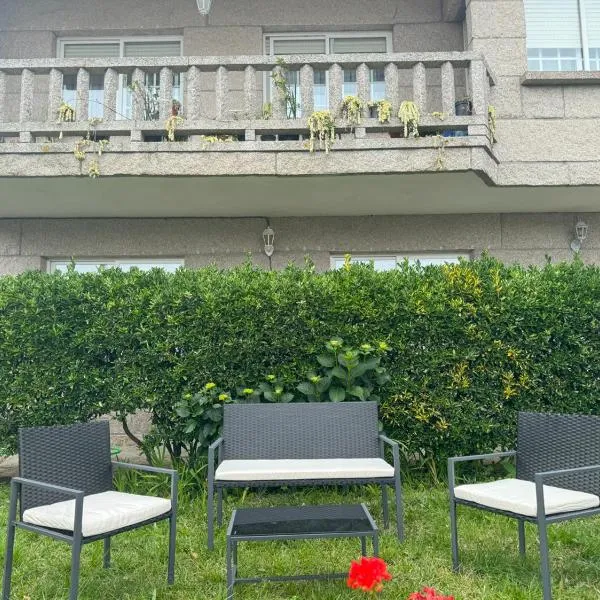 Acogedor apartamento con jardín, hotel a O Grove
