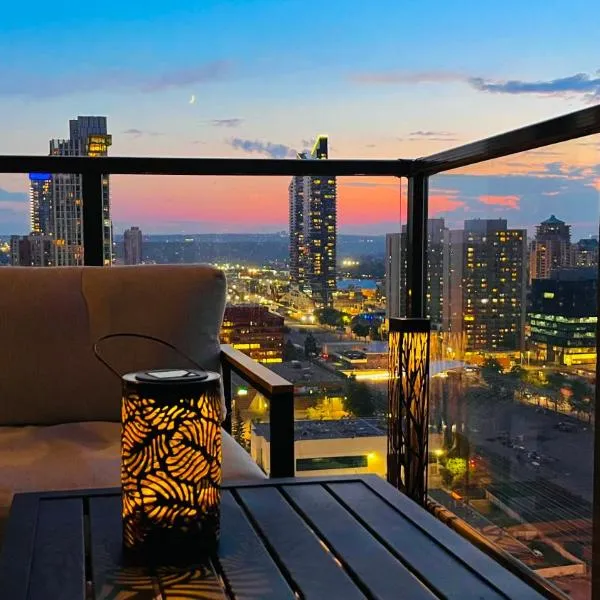 LUXURY Downtown Sunset Getaway - Your Home Away From Home - Fully Stocked Kitchen, Gym, Balcony, FREE PARKING, khách sạn ở Calgary