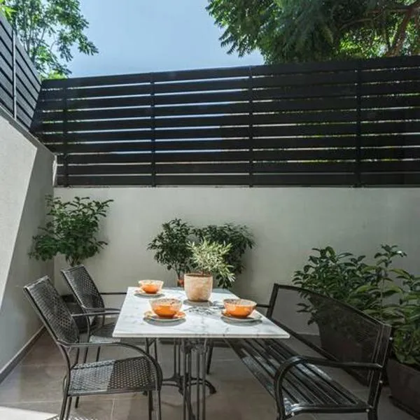 The Meta Stay - Backyard Oasis with Rooftop Access, hotel sa Athens