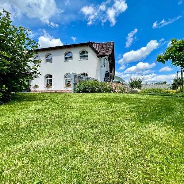 Penzion Apartmány Adamčík, hotel v destinaci Huštěnovice