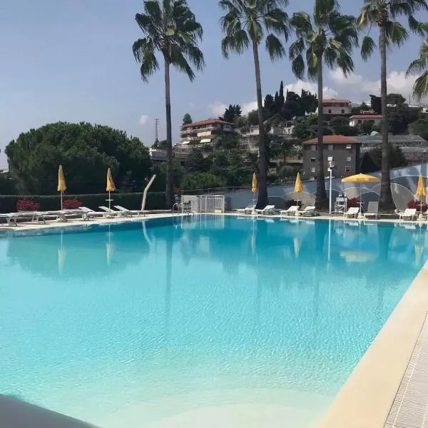 Appartamento con suggestiva vista mare a Sanremo, hotel em Sanremo