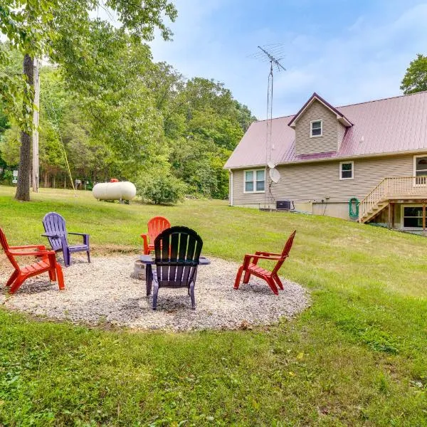 Modern Eckerty Home with Deck on Patoka Lake!, hotel v destinaci Taswell