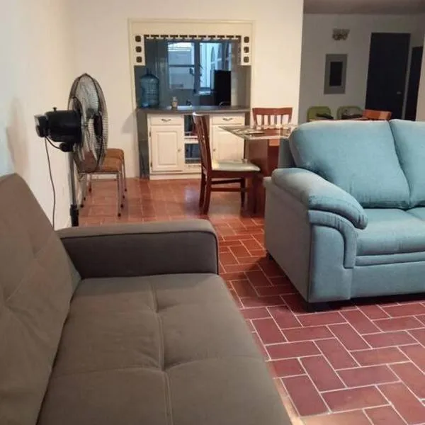Amplía casa en Jardines Alcalde, khách sạn ở Guadalajara