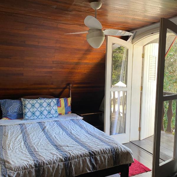 Espaço arborizado com Casa e Chalé em bairro nobre de Monte Verde