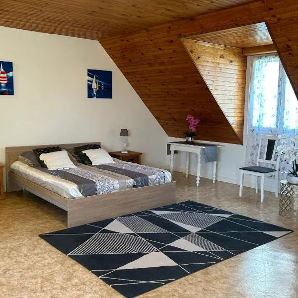 Appartement une chambre plus une chambre bébé ou enfant trois ans à la campagne au calme, hotel in Cléguérec