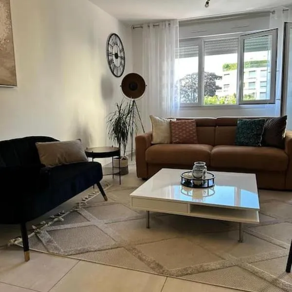 Spacieux Appartement de 73 m2 en plein centre-ville d'Evian avec 2 chambres, hotel v destinácii Évian-les-Bains