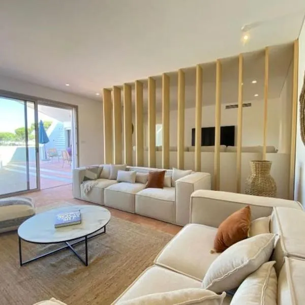 SUNSET VILLA - Luxury villa with superb pool and great views, hotel in Faro