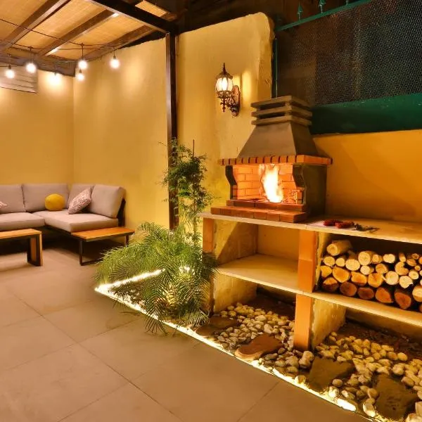 Charm Vintage Achrafieh Apt with Garden Pizza Oven BBQ Hottub, hotel en Beirut