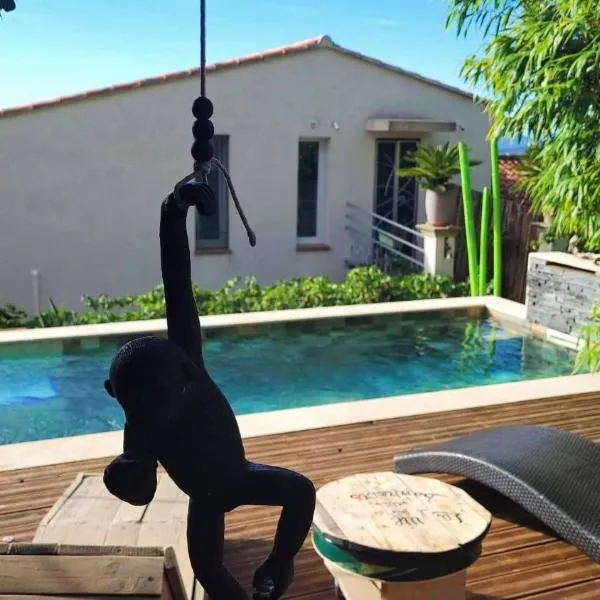 logement de charme avec jacuzzi et piscine, khách sạn ở Carnoules