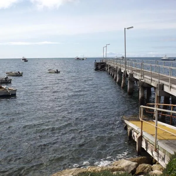 Kirazz Holiday Homes, hotel in Kingscote