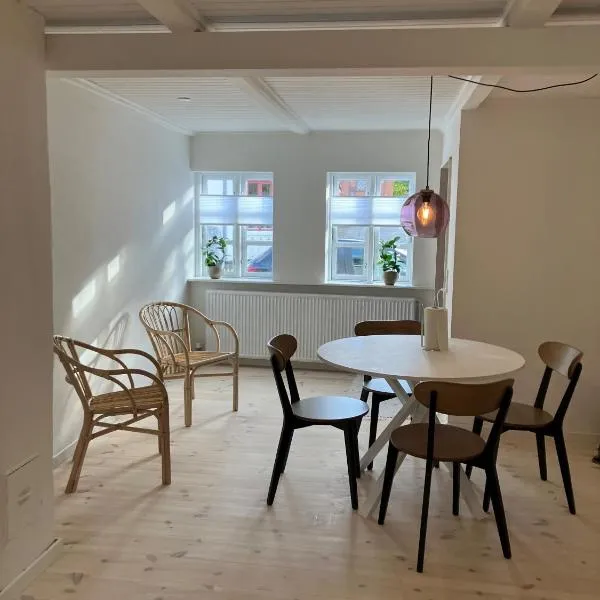 Nyrenoveret charmerende byhus, hotel v destinaci Assens