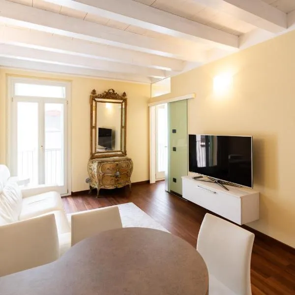Domus Gladius by Postcardsfrom, hotel in Verona
