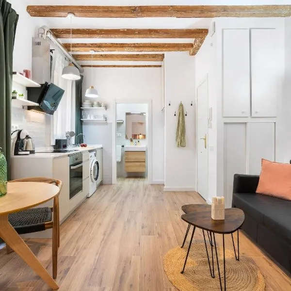 Lodging Apartments Almirall Beach 31, hotel i Barcelona