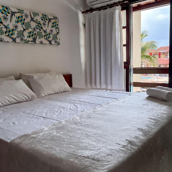 Casa em Condomínio localizado a aproximadamente 250m da praia de Taperapuã e da Arena Axé Moi, com 3 suítes todas com ar condicionado, piscinas adulto e infantil, sauna, portaria 24hrs e internet privativa 300MBPS. - Foto 2