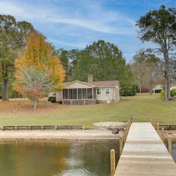 Lakefront House with Boat Ramp, Dock and Sunset Views!, hotel di Cross Hill