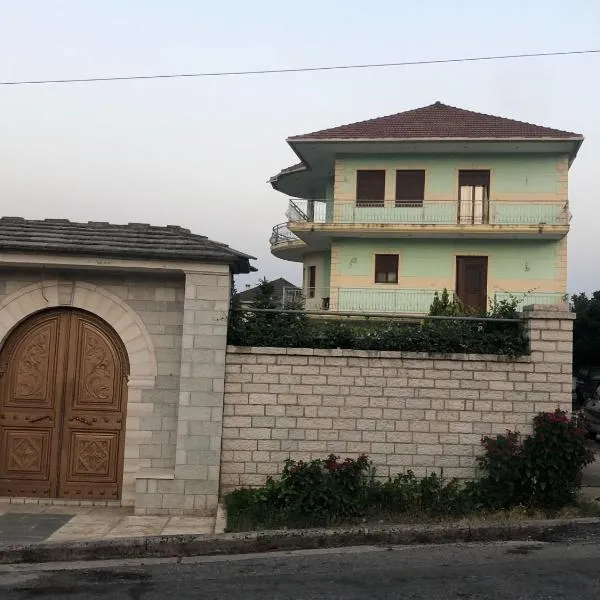 Villa Orhan Lazarat, hotel din Gjirokastra
