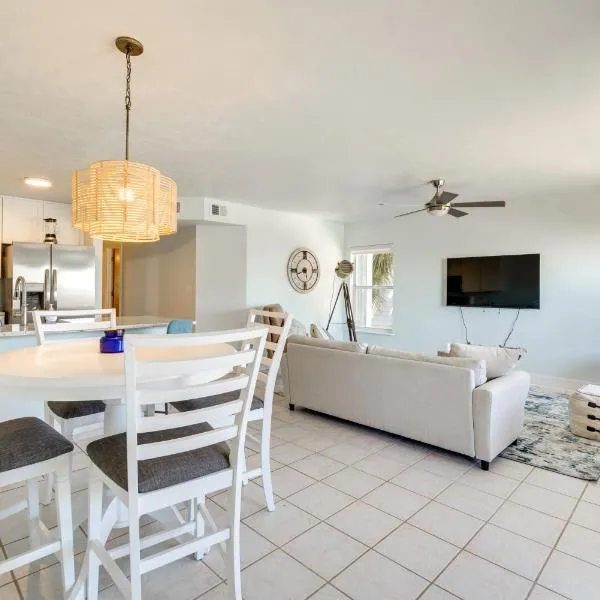 Cedar Key Condo with Balcony and Gulf Views!, hotel v destinaci Cedar Key