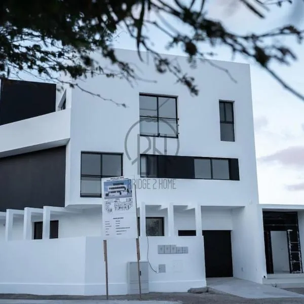 Luxury Penthouse with Private Pool, Ocean, City & Mountain view 6 Pers 2 BR, hotel i Lazareto