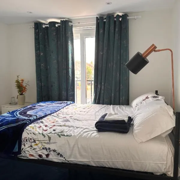 Quiet room in Hornchurch near Romford station on Elizabeth line to and from Heathrow airport, hotel v destinaci Romford