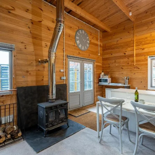 Walliswood Lodge - Wood Burner, Air Con & Wi-fi, Rural Retreat, hotel in Ewhurst