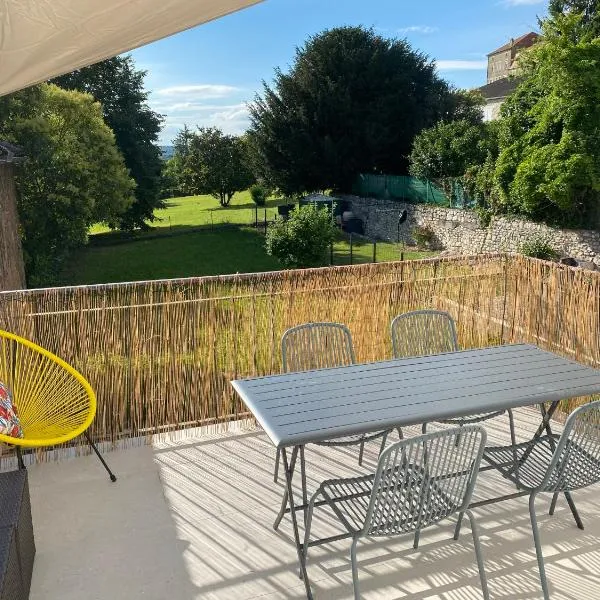 Appartement spacieux climatisé avec terrasse, hotel em Monflanquin