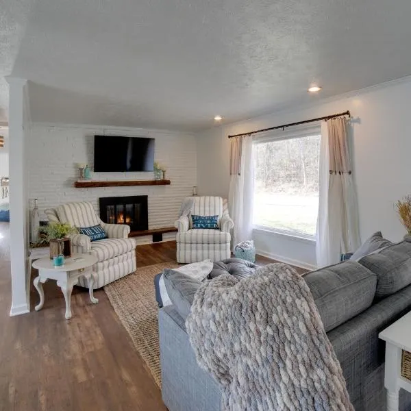 Charming Riverfront Retreat in Monticello!, hotel in Monticello