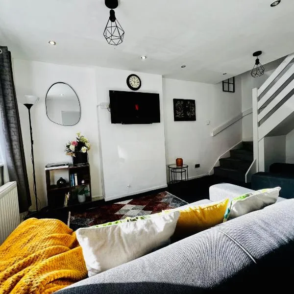 Cozy 2 bed house oldham 10 miles to Manchester City centre wifi included, hotel v destinaci Oldham