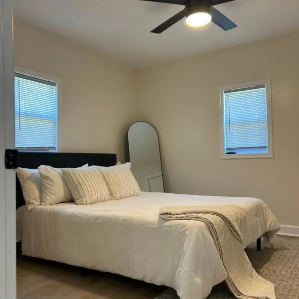 Newly Renovated Home Near DT, hotel in Anderson