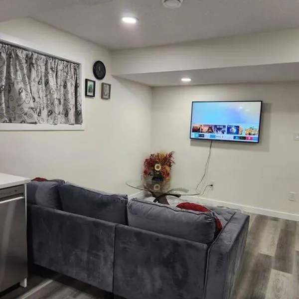 Modern 2 Bedroom Basement Suite Chappelle Edmonton, hotel v destinaci Edmonton